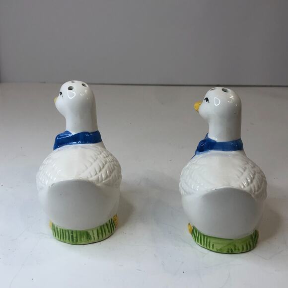 VTG White Geese Ducks Blue Ribbon‎ Salt & Pepper Shaker KMC USA Cottagecore READ - Picture 3 of 9